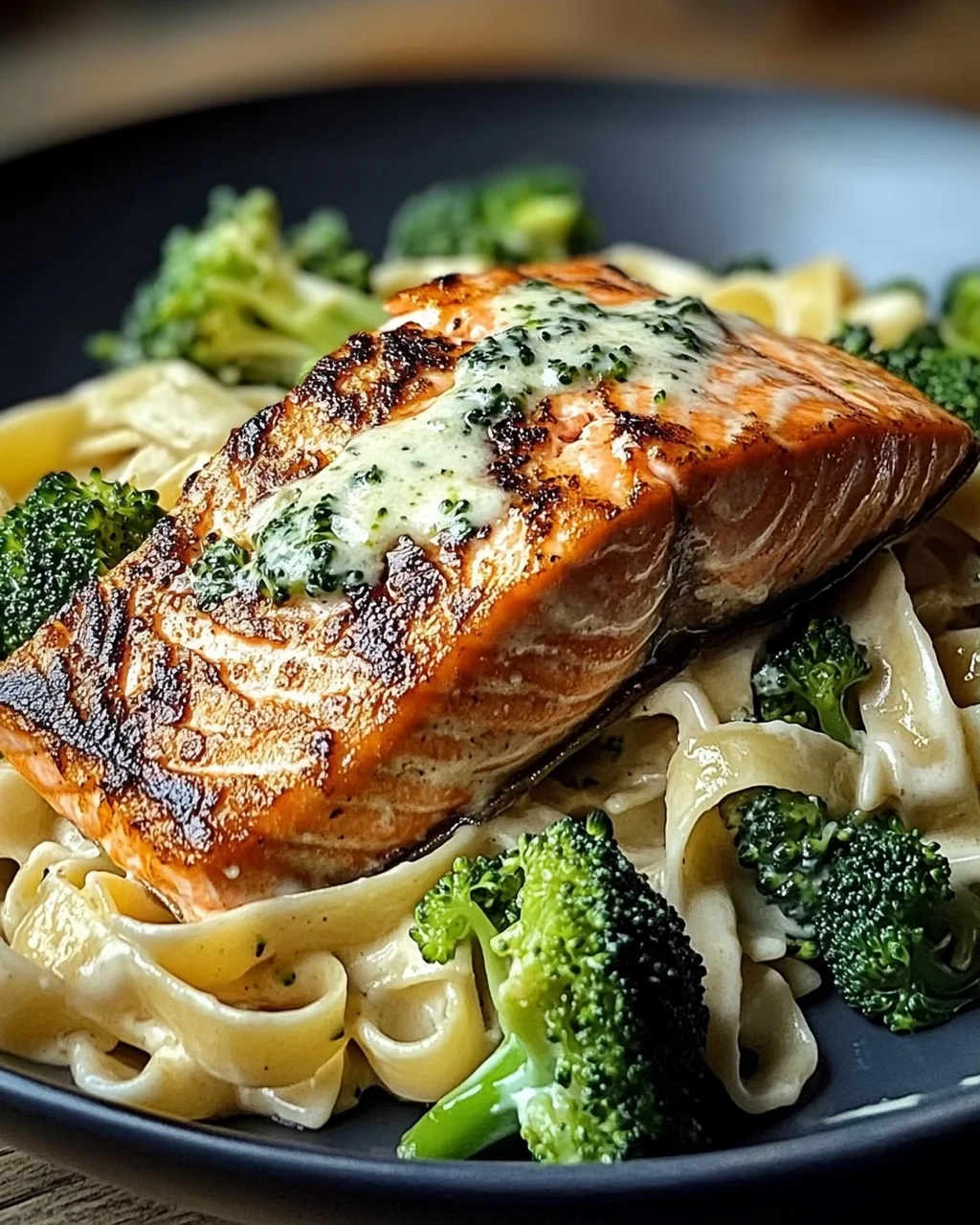 Gebratener Lachs und Brokkoli Alfredo