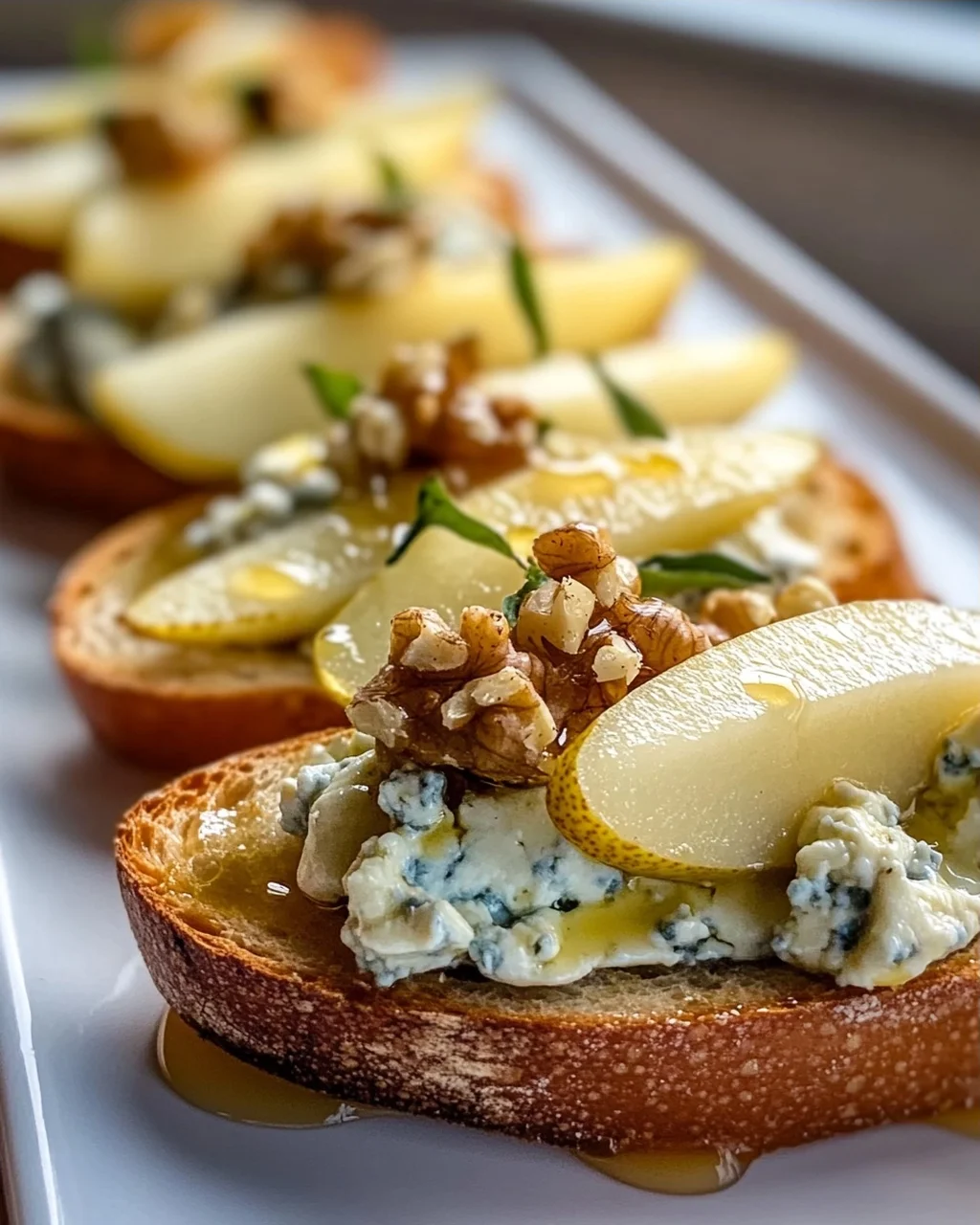 Köstliche Gorgonzola Birnen Bruschetta auf Baguette Rezept